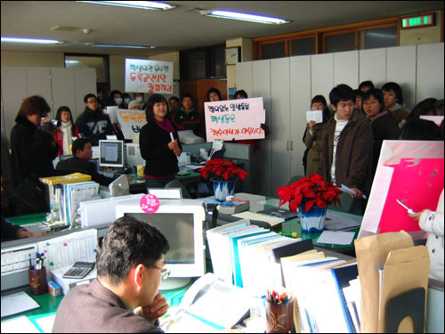 학생들은 경리과를 방문해 신입생 등록금 일방고지에 대해 항의하고 있다. 